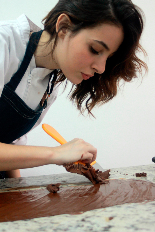 Larissa Areco travaille le chocolat