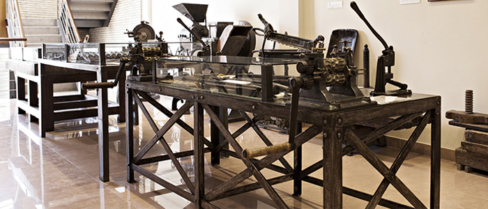 Vue intérieure du musée avec les machines utilisées pour la fabrication des pâtisseries.