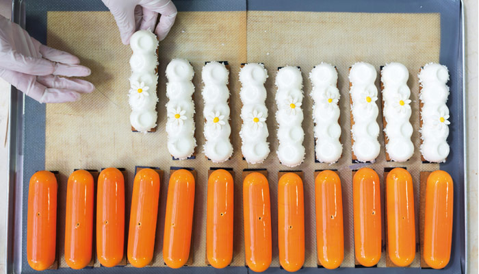 assemblage de gâteau aux carottes par Bachour
